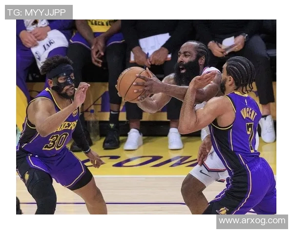 莱昂纳德加盟湖人?詹姆斯:我们欢迎一切有实力的球员 莱昂纳德加盟湖人?詹姆斯:我们欢迎一切有实力的球员